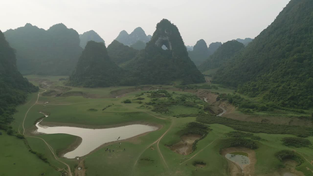 空中俯瞰新鲜的水稻梯田，绿色的农田在农村或农村地区曹邦，山丘陵山谷在亚洲，越南，中国边境。自然景观背景。视频素材