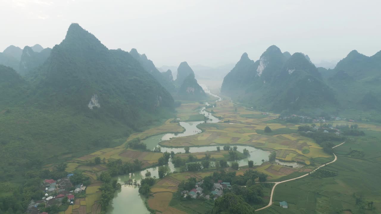 空中俯瞰新鲜的水稻梯田，绿色的农田在农村或农村地区曹邦，山丘陵山谷在亚洲，越南，中国边境。自然景观背景。视频素材