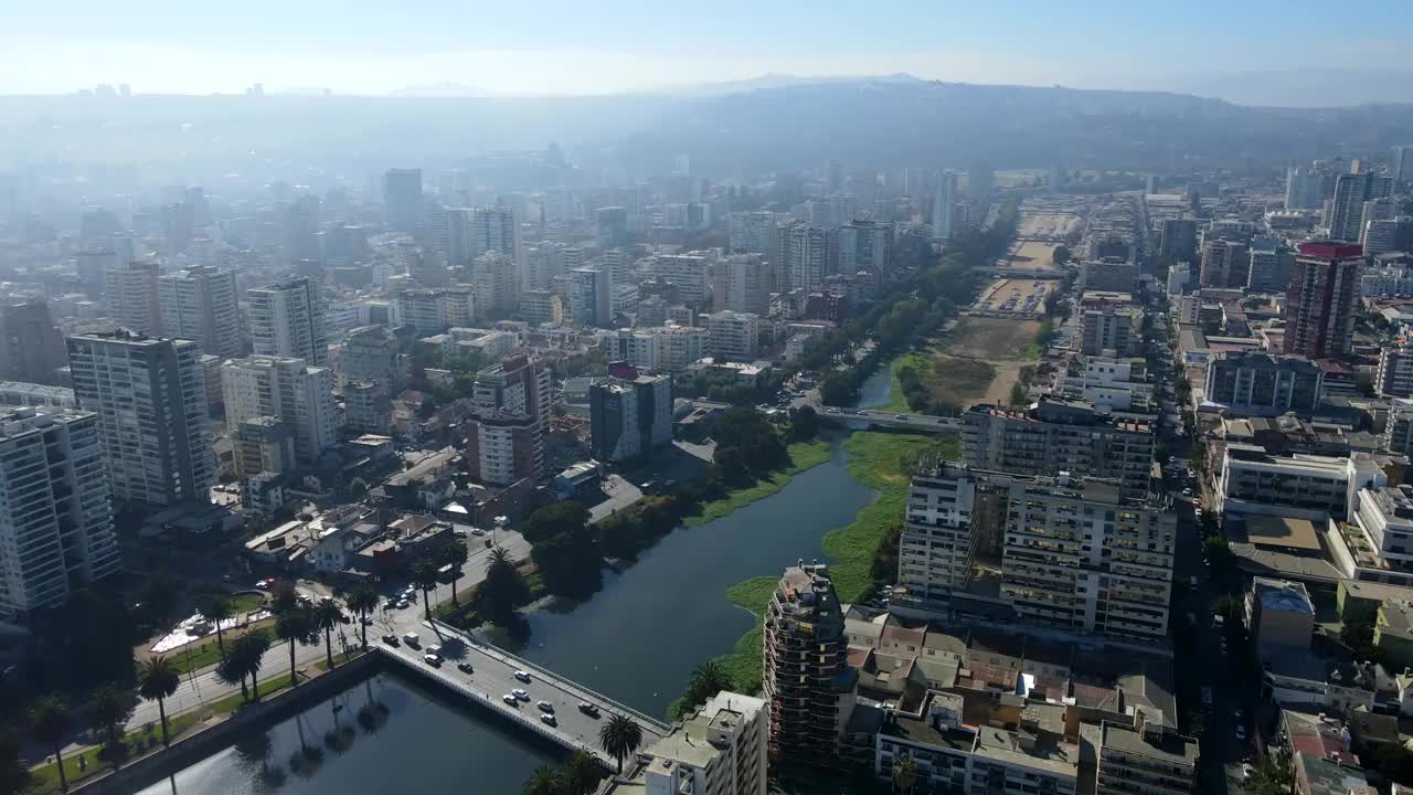 航拍无人机降落在附近的山顶俯瞰河流干涸与两座桥梁交叉视频素材