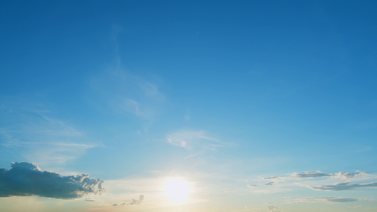 日落天空自然背景。明亮的大太阳从地平线上落下。间隔拍摄。视频素材