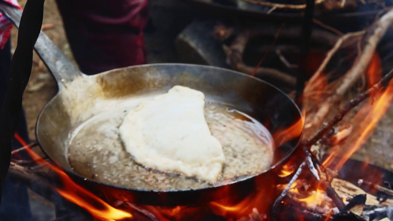 户外铁锅煎可丽饼或煎饼视频素材