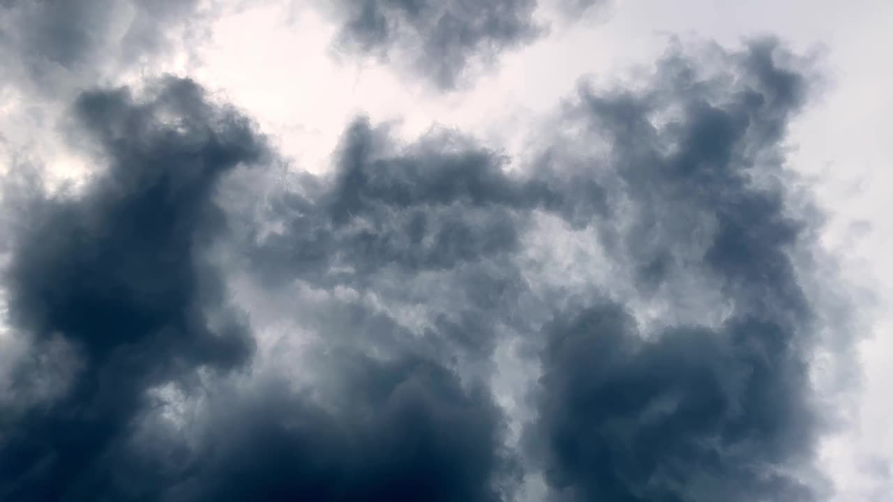 在暴风雨的天空中移动的白云戏剧性的延时拍摄。动态云景在戏剧性的天空延时视频素材