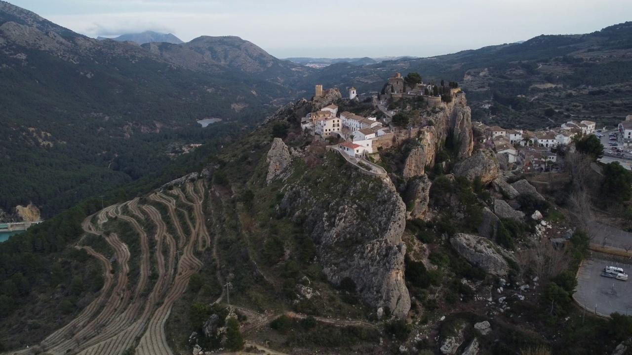 鸟瞰图，景观上有一个古老的小村庄，顶部有一块岩层。Guadalest,阿利坎特。视频素材