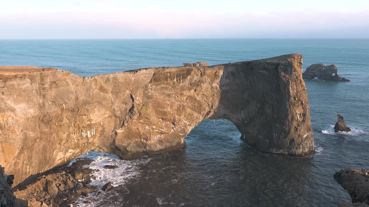 大西洋的波浪和岩石。美丽的海景。北大西洋蔚蓝的大海和巨浪冲击着岩石悬崖，溅起浪花和白色泡沫。视频素材