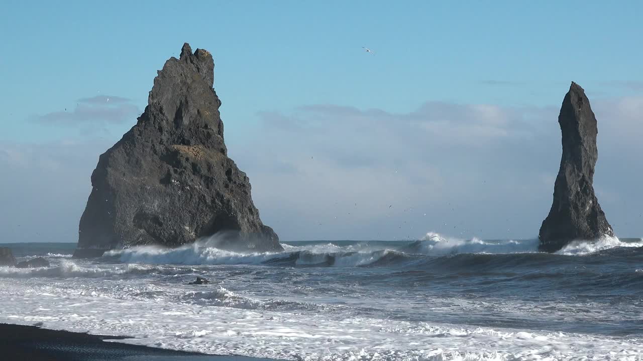 大西洋的波浪和岩石。美丽的海景。北大西洋蔚蓝的大海和巨浪冲击着岩石悬崖，溅起浪花和白色泡沫。视频素材