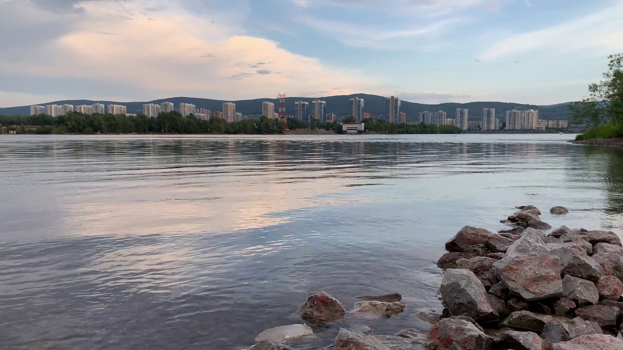 日落时海浪冲击着岩石海岸。水冲刷着海岸视频素材