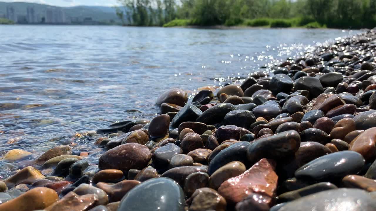 日落时海浪冲击着岩石海岸。水冲刷着海岸视频素材