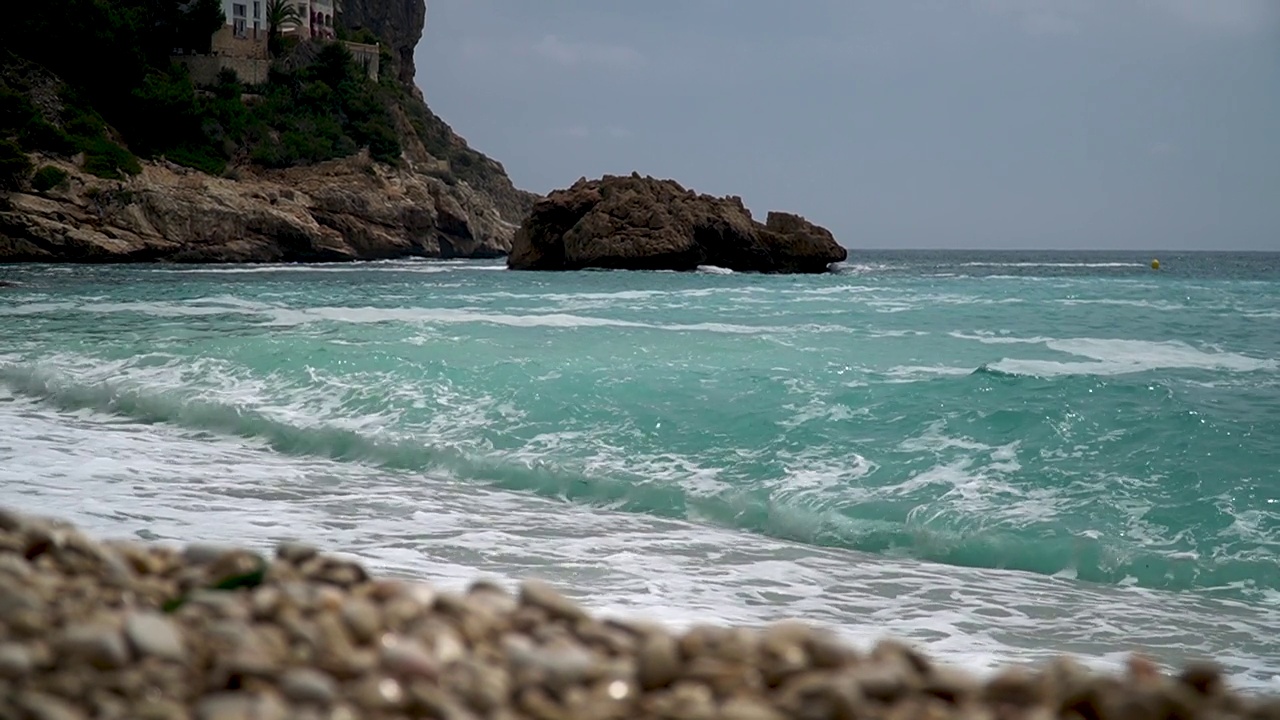 有岩石的海滩海岸线视频素材