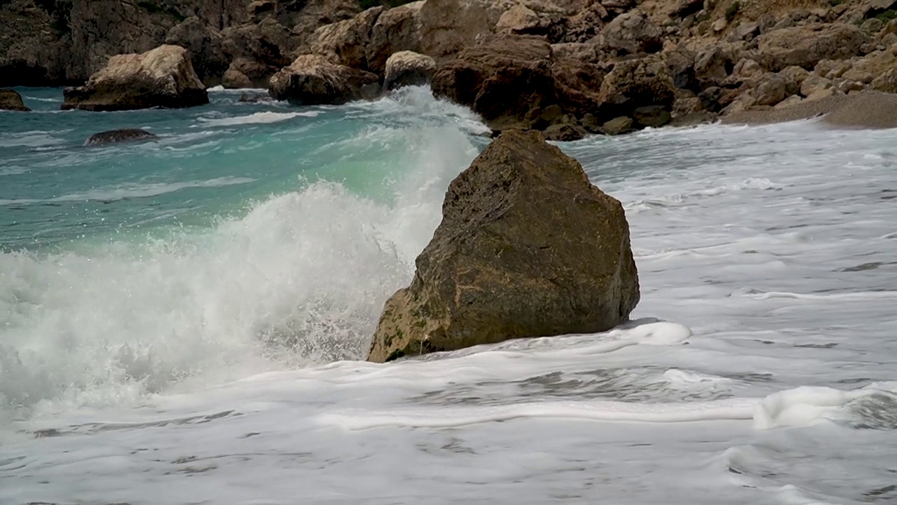 海浪拍打着岩石视频素材