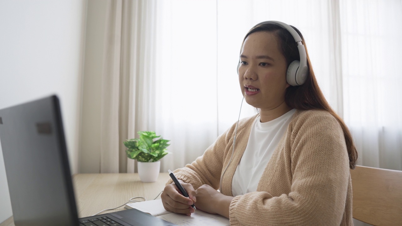 亚洲女性在家里用笔记本电脑进行在线会议视频素材