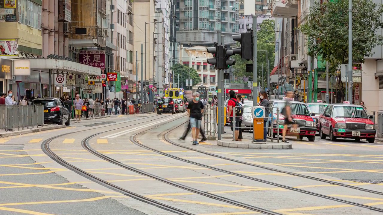 4K延时拍摄:香港拥挤的车辆或公共交通工具和行人过马路。视频素材