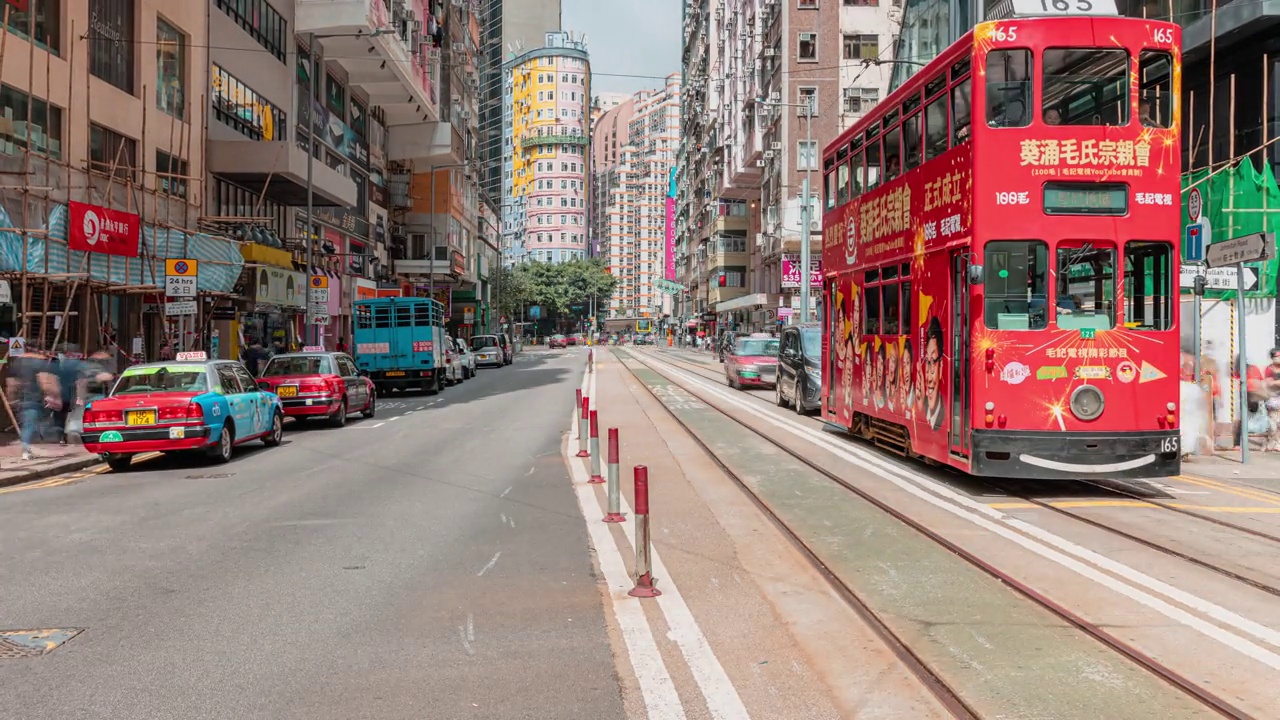 4K延时拍摄:香港拥挤的车辆或公共交通工具和行人过马路。视频素材