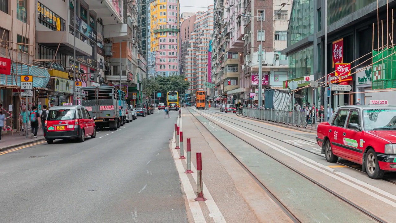 4K延时拍摄:香港拥挤的车辆或公共交通工具和行人过马路。视频素材