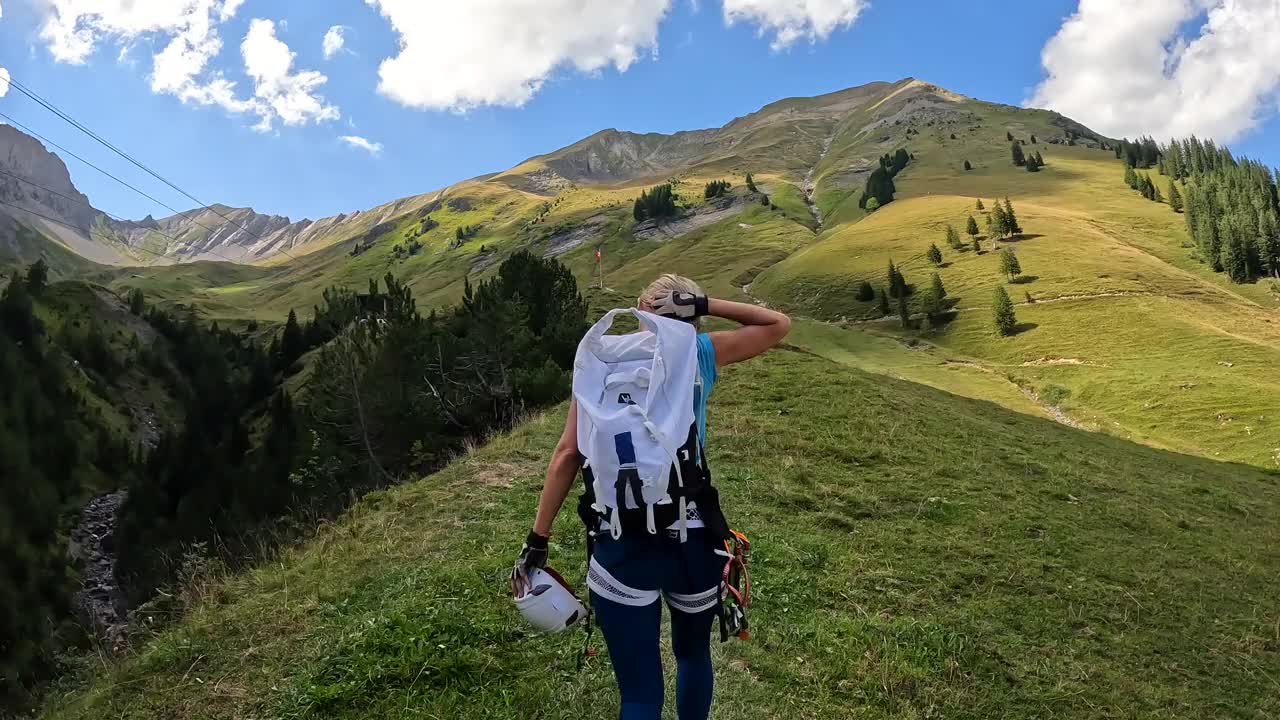 年轻女子在夏天徒步旅行视频素材