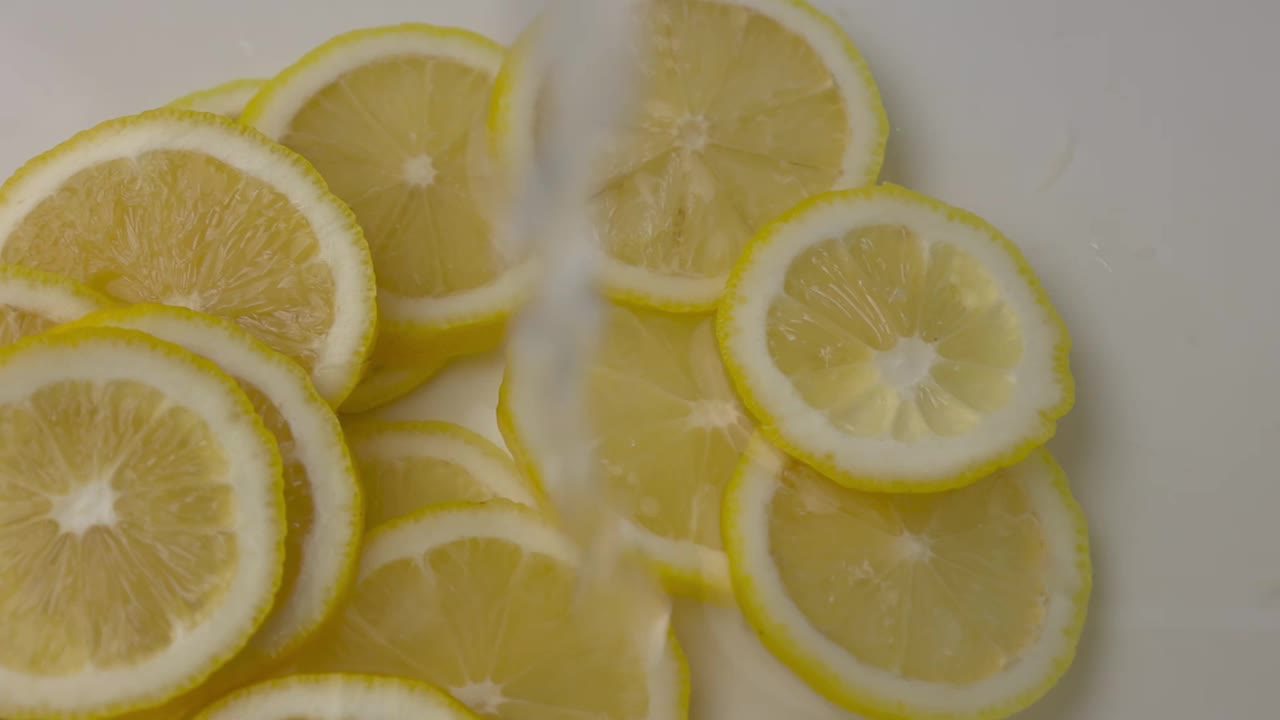 Lemon, sliced of lemon in water, slow motion视频素材