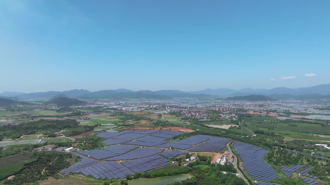 山上的太阳能发电站视频素材