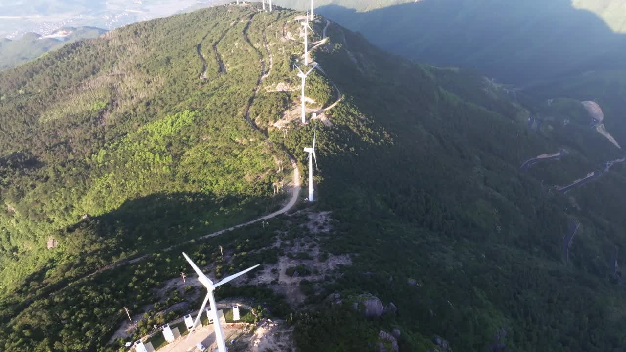 日落时山上的风力涡轮机视频素材