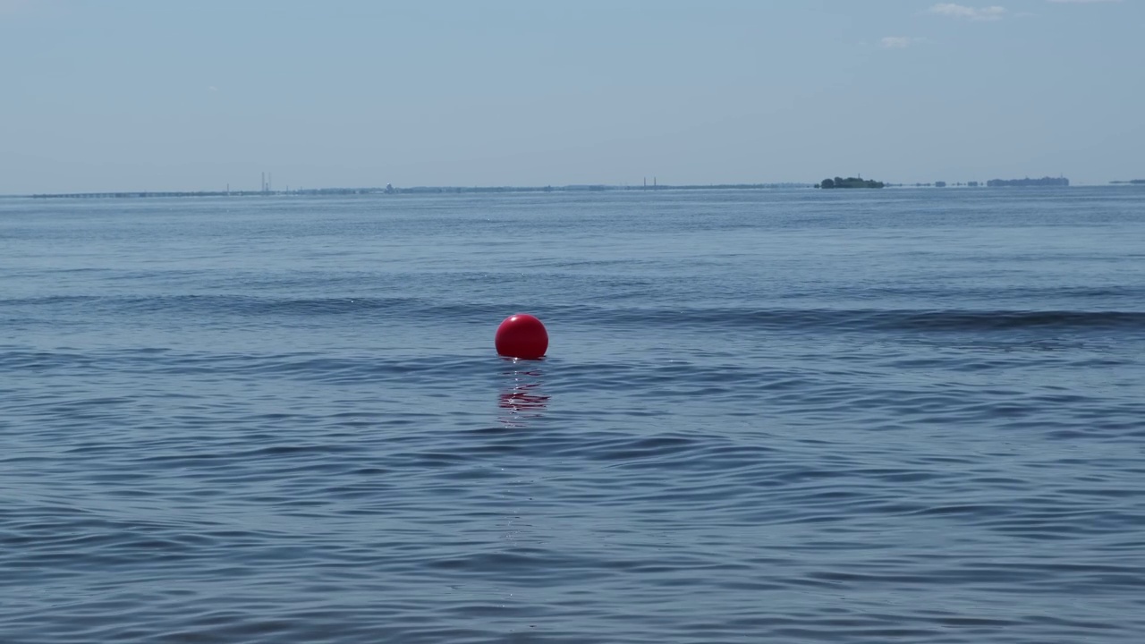 一个鲜红的球在海浪上摇摆视频素材