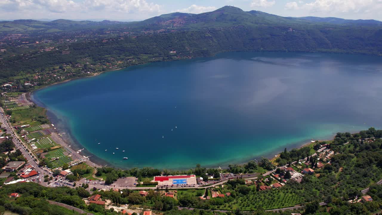 甘道夫城堡是著名的教皇住所，中世纪村庄和风景秀丽的火山湖阿尔巴诺。空中无人机飞越视图视频素材