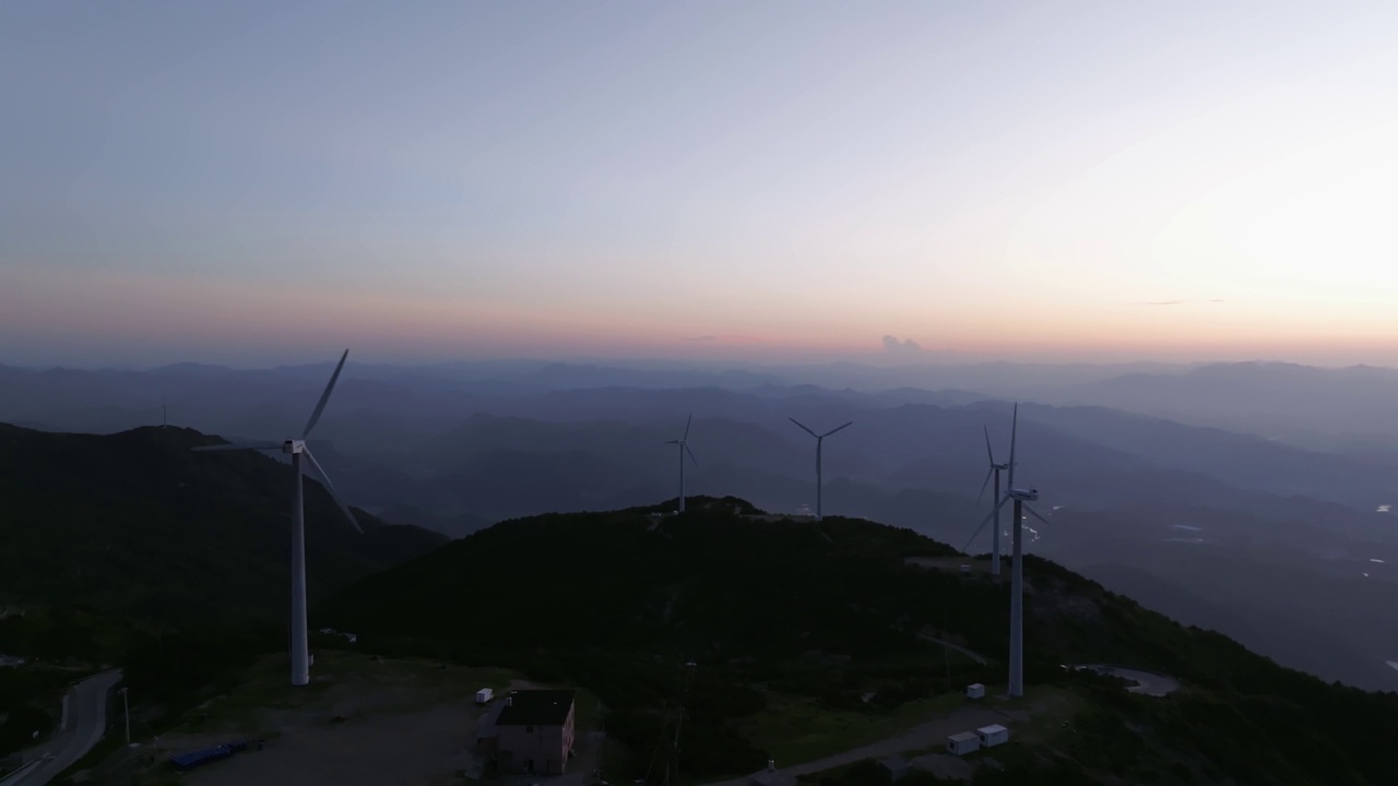 夜间山上的风力涡轮机视频素材