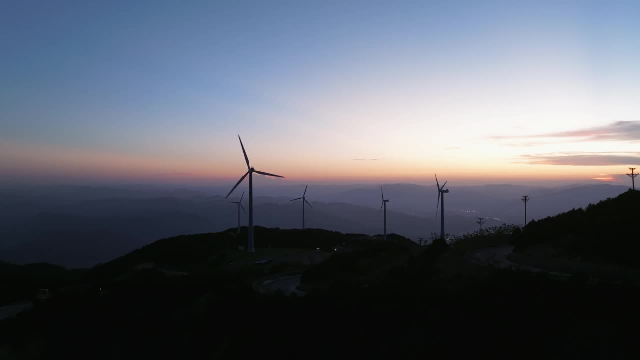 夜间山上的风力涡轮机视频素材