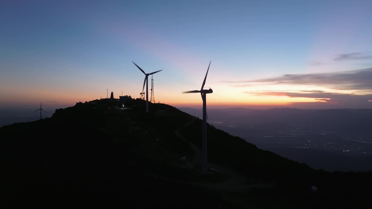 夜间山上的风力涡轮机视频素材