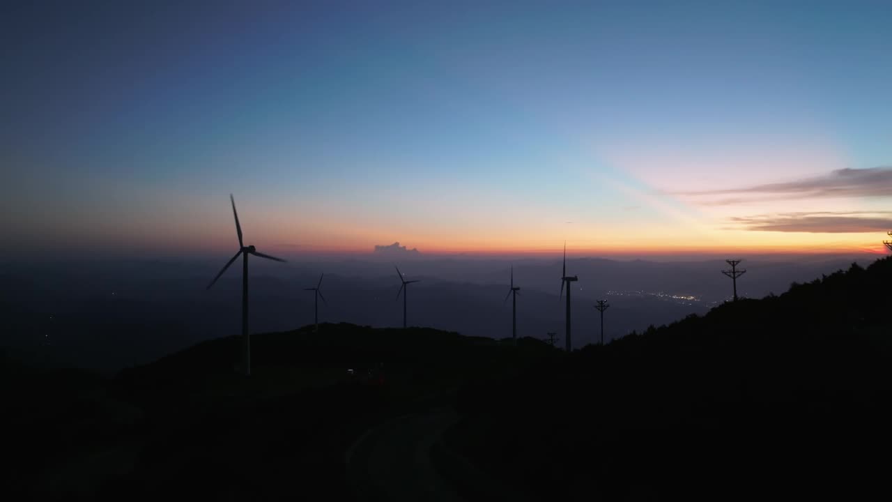 夜间山上的风力涡轮机视频素材