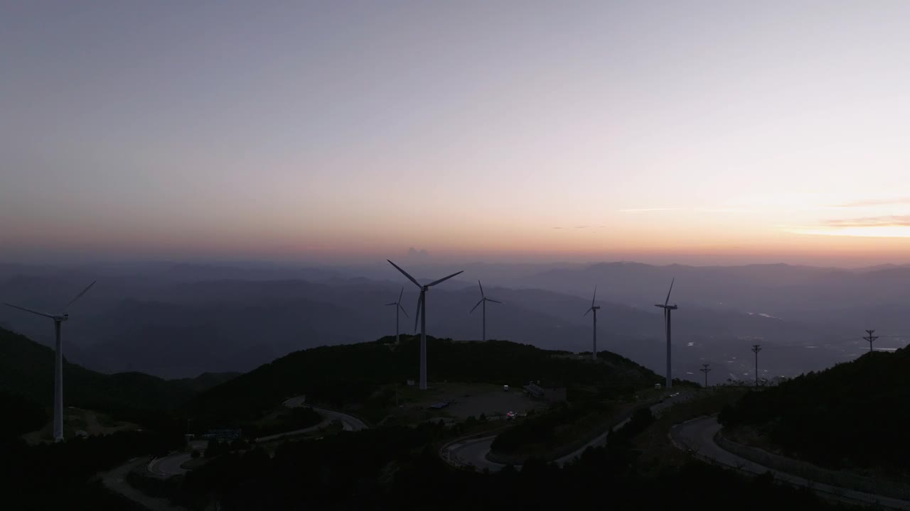 夜间山上的风力涡轮机视频素材