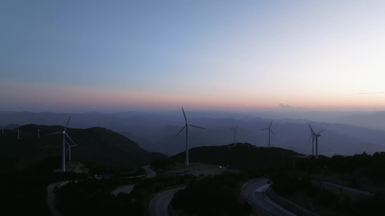 夜间山上的风力涡轮机视频素材