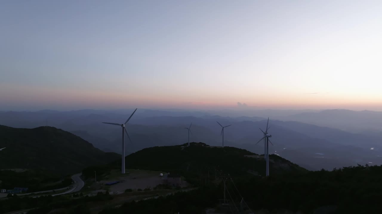 夜间山上的风力涡轮机视频素材