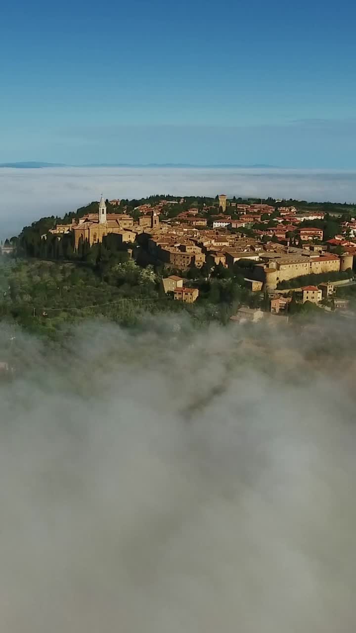 迷雾笼罩的意大利古城。空中托斯卡纳视频素材