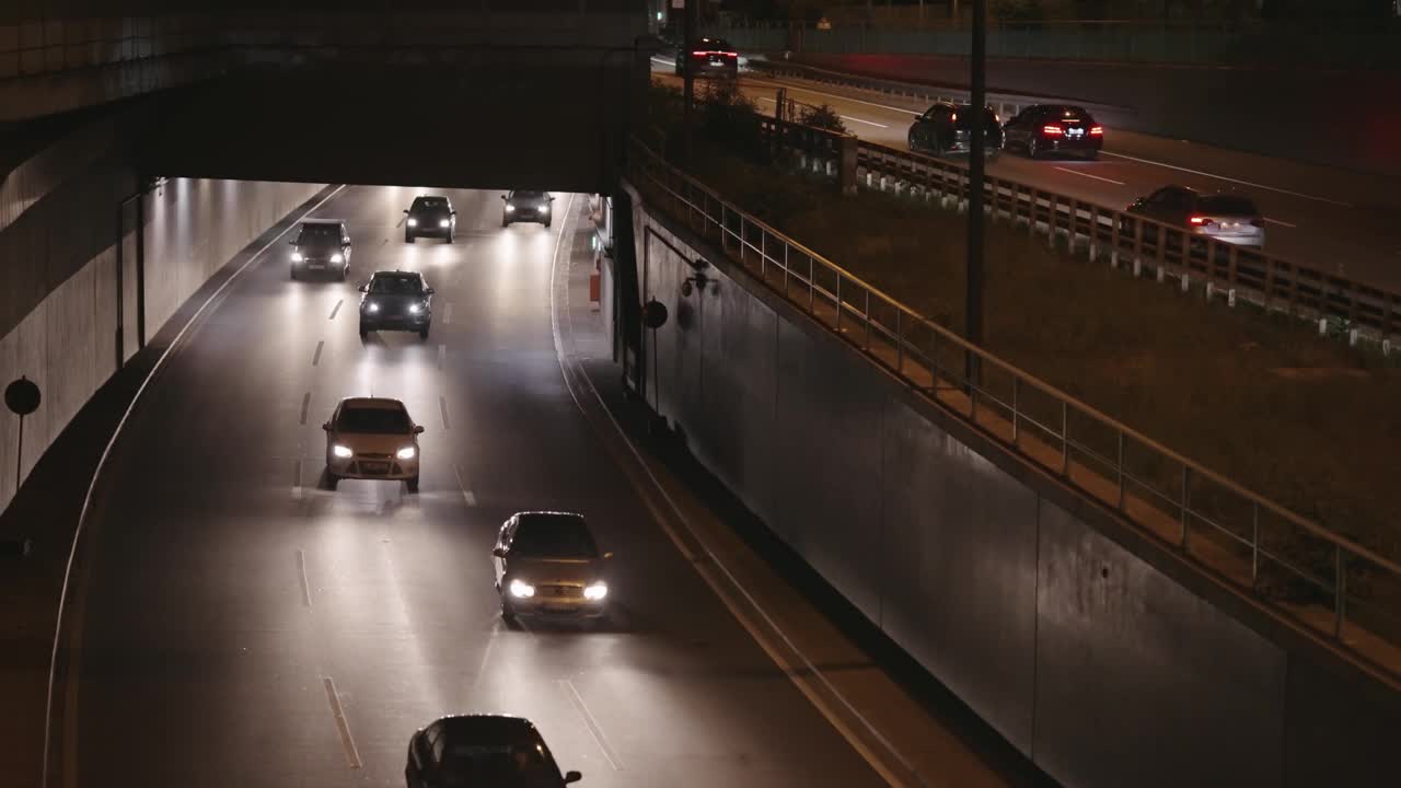 夜晚，德国科隆的高速公路上行驶着汽车视频素材