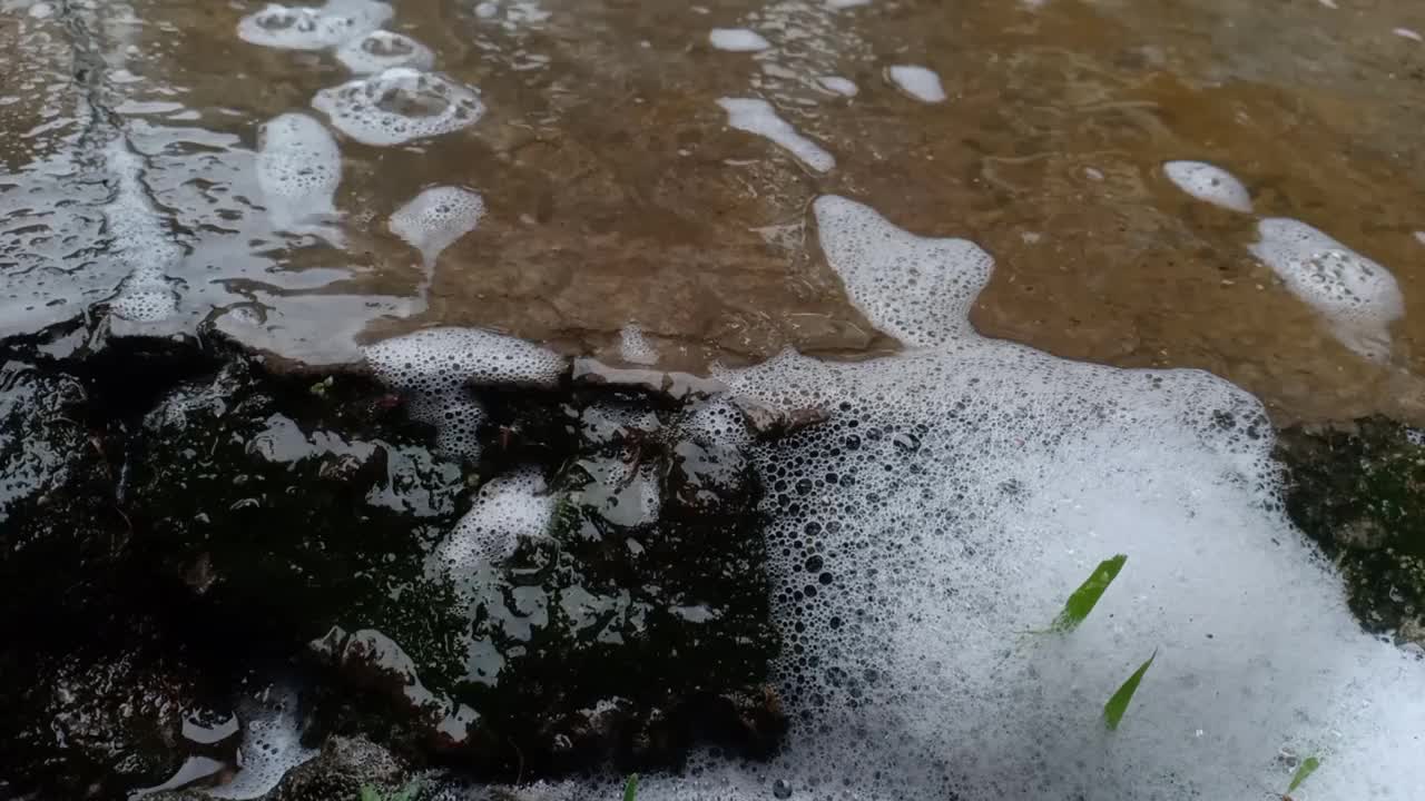 用泡沫把洗衣服的水冲出来视频素材