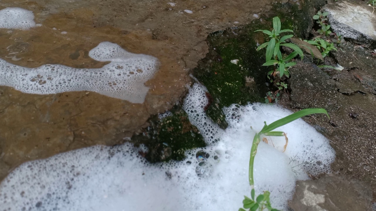 用泡沫把洗衣服的水冲出来视频下载