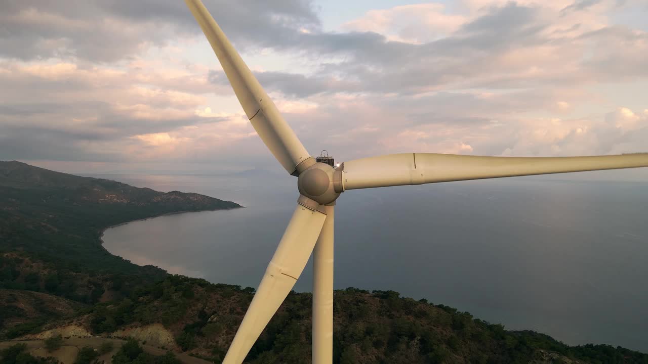 风力涡轮机与叶片在野外鸟瞰明亮的夕阳天空风公园视频素材