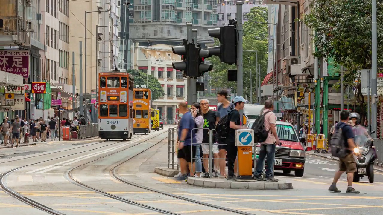 4K延时拍摄:香港拥挤的车辆或公共交通工具和行人过马路。视频素材