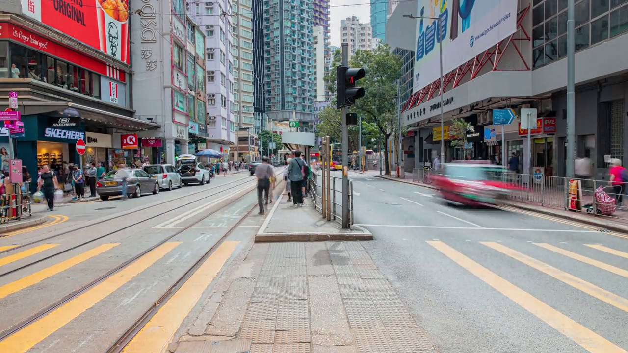 4K延时拍摄:香港拥挤的车辆或公共交通工具和行人过马路。视频素材