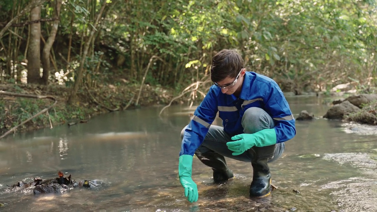 两名男性生物学家在当地的一条河里测试水。生态学家们穿着休闲服，在湖上探险，取水样。视频素材