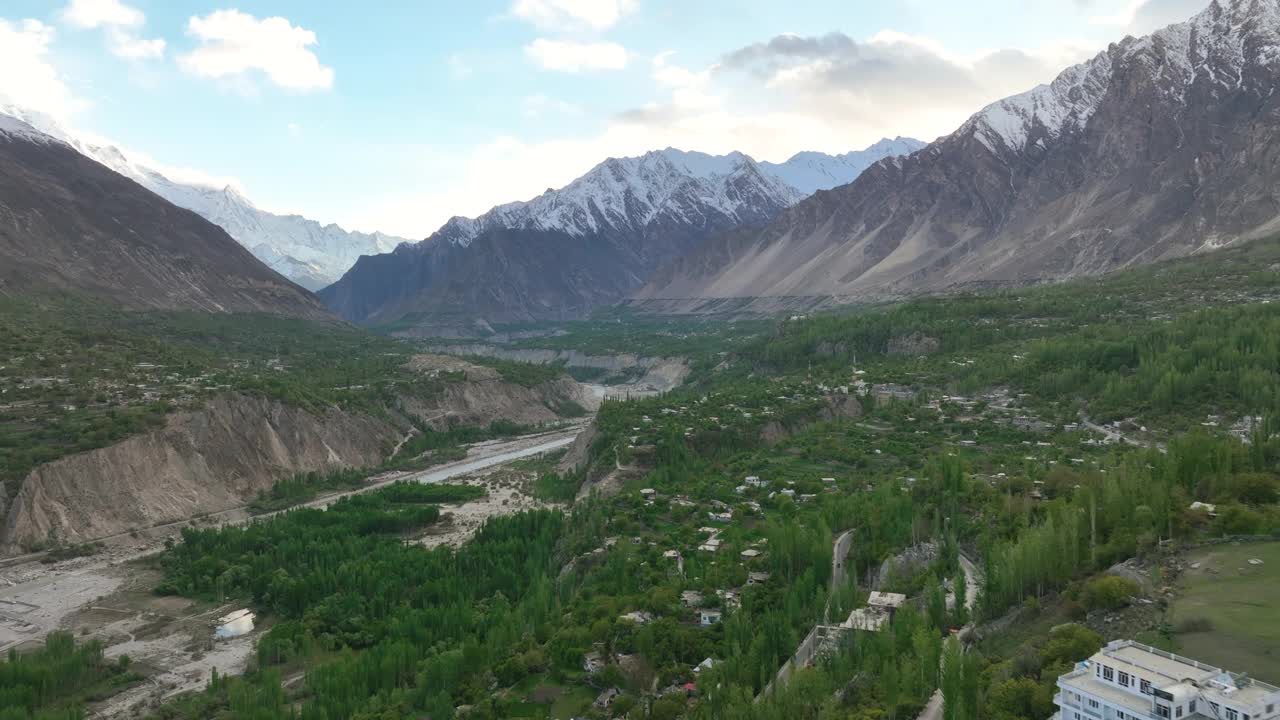 空中无人机日落景观罕萨河谷与河流和喀喇昆仑山脉山脉，罕萨河谷，吉尔吉特-巴尔蒂斯坦，巴基斯坦北部。视频素材