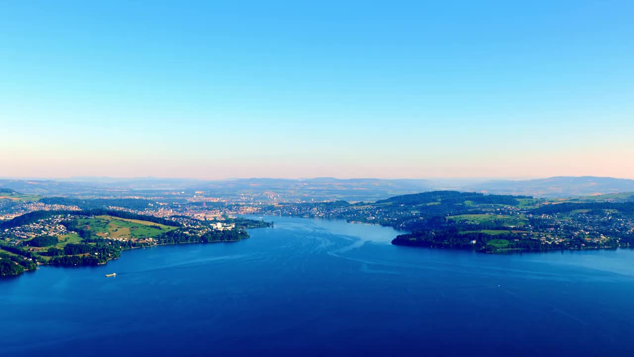 在一个阳光明媚的夏日，在卢塞恩湖和城市鸟瞰山景和湖景视频素材