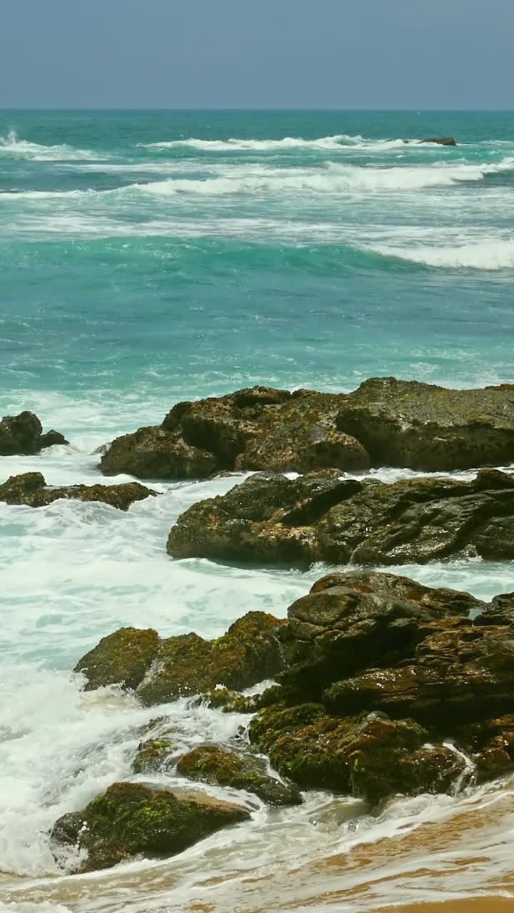 热带海浪和岩石视频素材