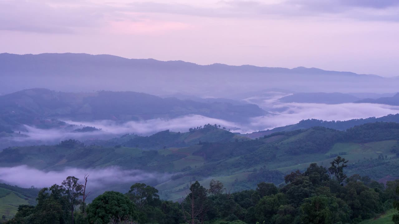 在泰国Phayao省的Phu Lanka，东部的晨雾看到了橙色云击中太阳的运动。视频下载