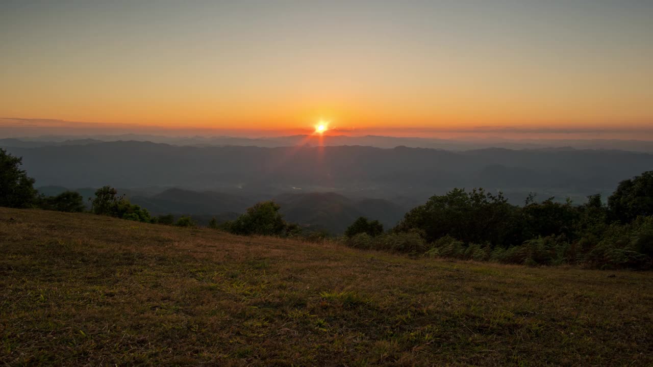 日落到黄昏的时间流逝，直到月亮下山，Doi Pung Ko, Mae Hong Son，泰国视频下载