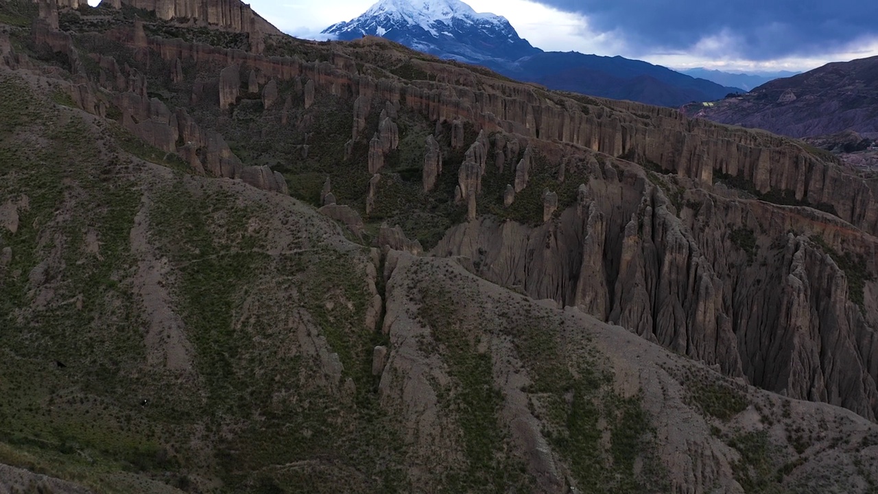 鸟瞰图Valle de Las Animas与伊伊马尼在远处在玻利维亚的远处。视频下载