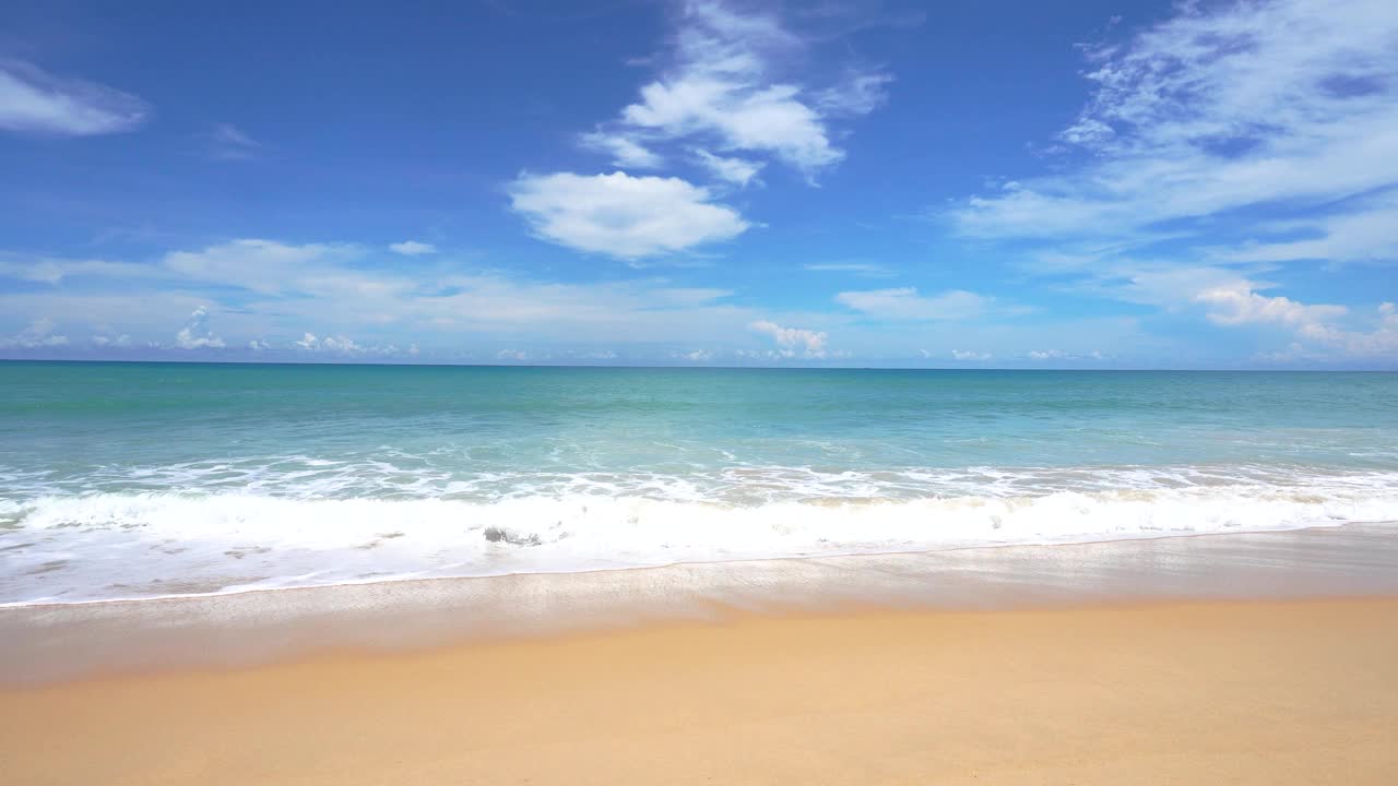 泰国。沙滩大海。专业视频4K。阳光明媚的夏日沙滩海景。美丽的海景蓝天视频素材