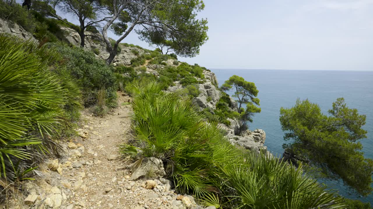 柏油路在西班牙靠近大海的山上视频素材