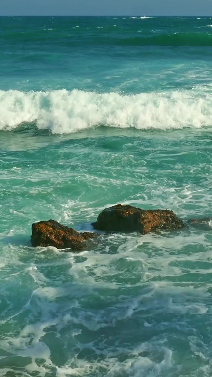 海浪和岩石视频素材