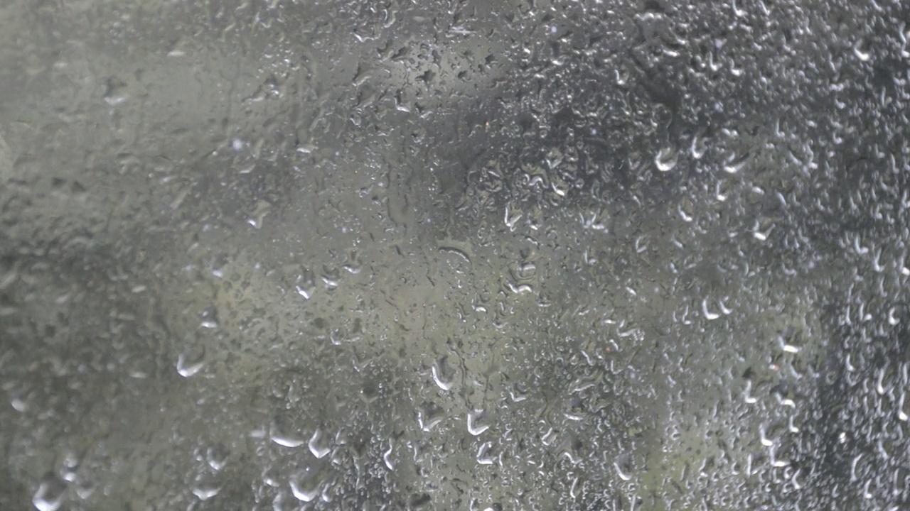 大雨从玻璃上滴落下来视频素材