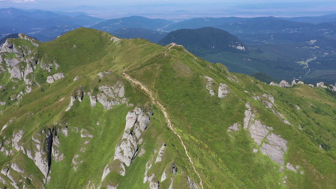 无人机拍摄的高山沉积岩、山峰和绿色斜坡鸟瞰图。喀尔巴阡山,罗马尼亚视频素材