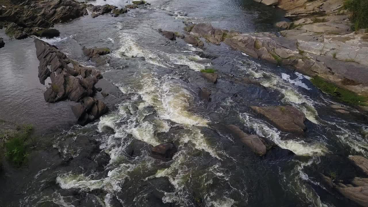 流水湍急，别有洞天视频素材